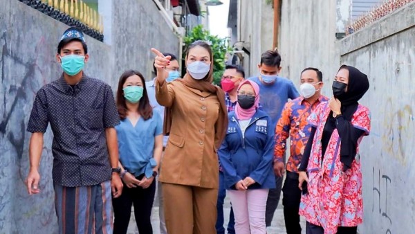 Luna Maya mengenakan seragam cokelat. (Instagram)-1637251460