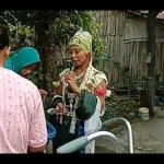 Pedagang gorengan dandan ala Nyi Blorong untuk pancing minat pembeli-1644227429