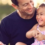 Seorang ayah sedang bermain dengan anak perempuannya-1644678448