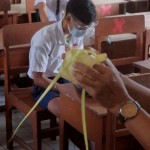 Guru sedang mengajar para siswa di kelas-1648641396