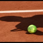 ilustrasi - Bola resmi turnamen tenis dengan bayang-bayang seorang pemain tenis diatas tanah. ANTARA/Shutterstock/pri.-1692077122