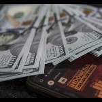 Ilustrasi - Tumpukan uang dolar AS berada di gerai penukaran mata uang asing di Jakarta. ANTARA FOTO/Muhammad Adimaja/foc/pri.-1697437423