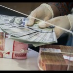 Petugas menghitung uang dolar AS di BNI KC Mega Kuningan, Jakarta, Kamis (21/7/2022). ANTARA FOTO/Rivan Awal Lingga/tom/pri.-1696313918