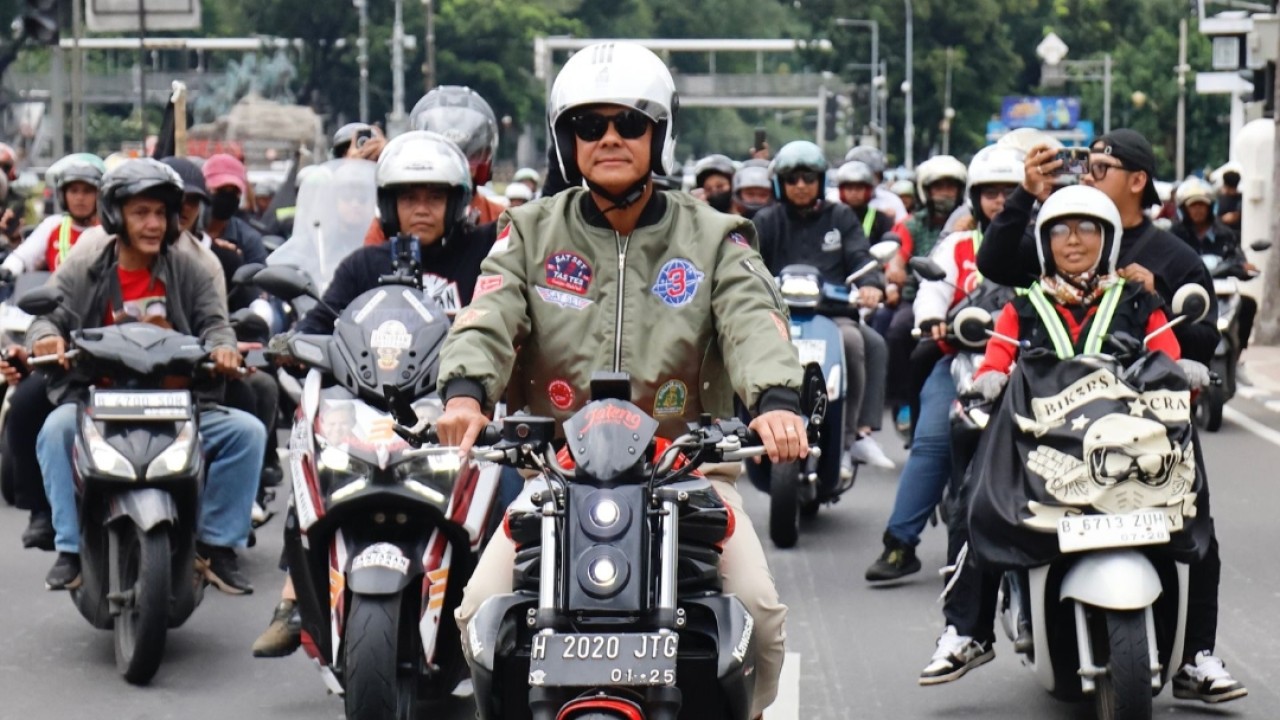 Ganjar Pranowo, mengendarai motor sport Kawasaki ER-6n warna merah saat menghadiri Konser Metal