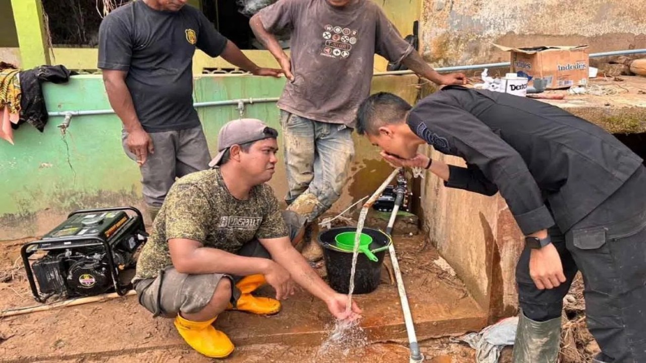 Personel Brimob Polda Aceh membangun sumbur bor untuk masyarakat terdampak bencana di Aceh Tamiang, Jumat (19/12/2025). (Foto: ANTARA/HO-Bidhumas Polda Aceh)
