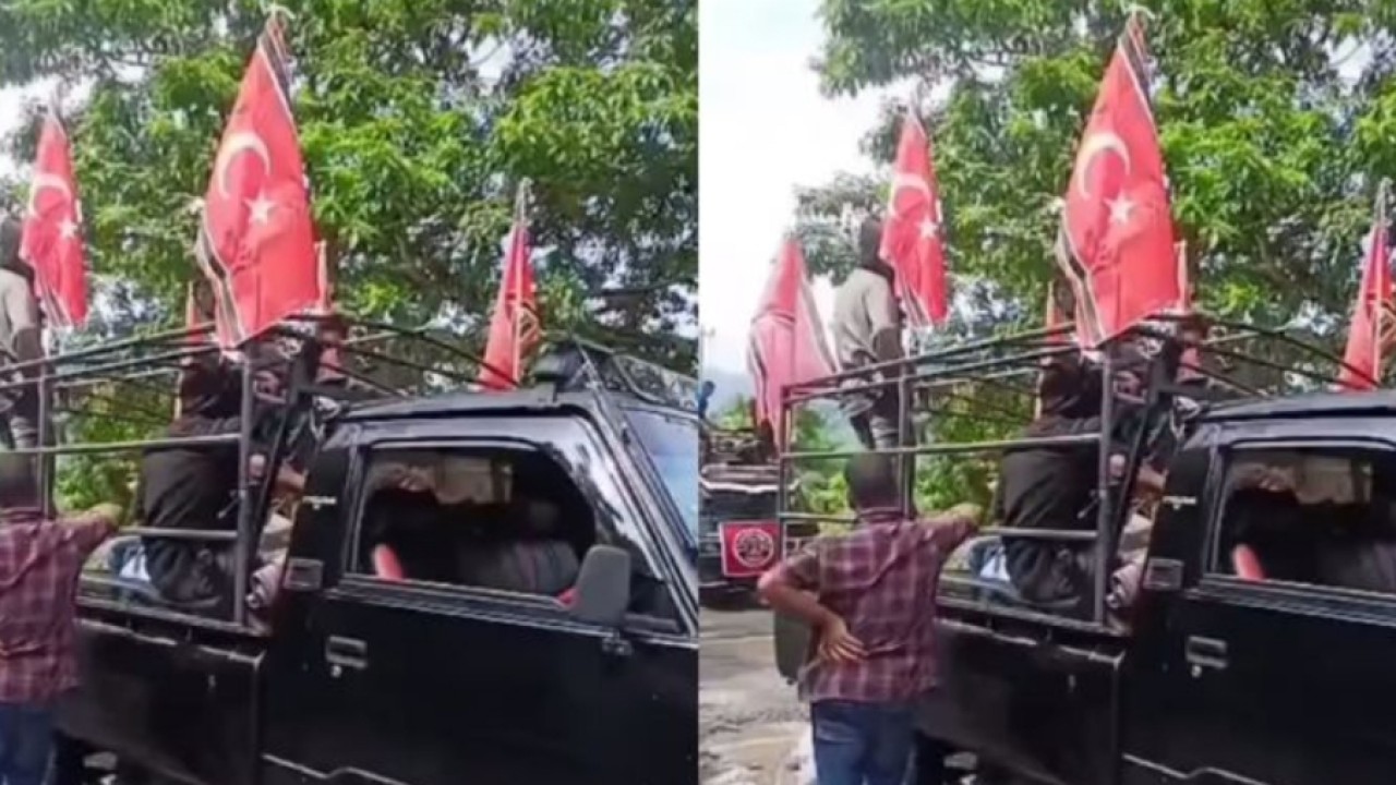 Pengibaran bendera Gerakan Aceh Merdeka (GAM).