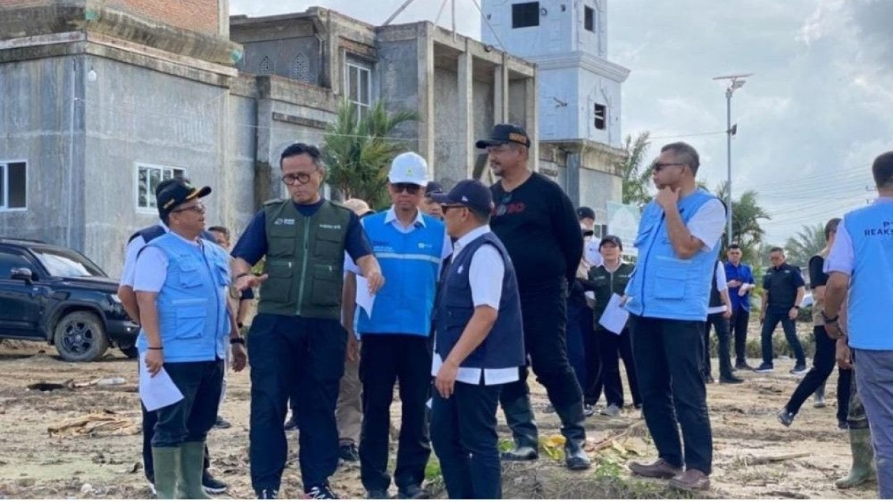 COO Danantara Indonesia, Dony Oskaria, melihat secara langsung lahan milik BUMN Perkebunan PTPN III (Persero) yang akan dijadikan lahan untuk relokasi bagi warga terdampak bencana hidrometeorologi di Kampung Tanjung Seumentoh, Kecamatan Karang Baru, Kabupaten Aceh Tamiang, Aceh, Jumat (19/12/2025). (Foto: Istimewa)
