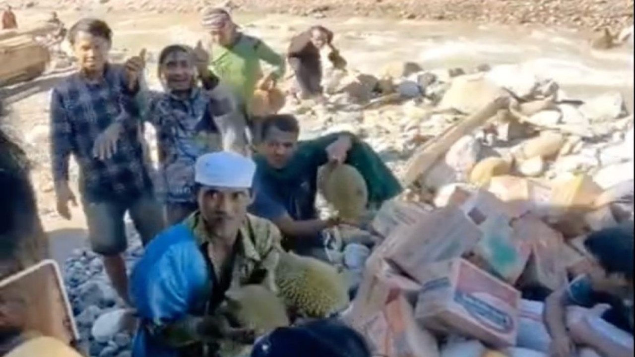 Warga terdampak bencana di Desa Ekan, Kecamatan Pining, Kabupaten Gayo Lues, Aceh, menghadiahkan beberapa butir durian kepada awak helikopter pengantar logistik ke wilayah mereka yang terisolasi. (Foto: Istimewa)