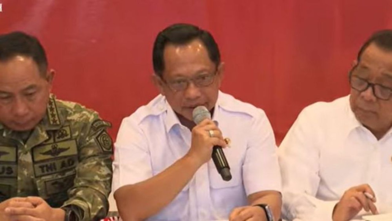 Panglima TNI, Mendagri dan Menko PMK. (Foto: Youtube Sekretariat Presiden)