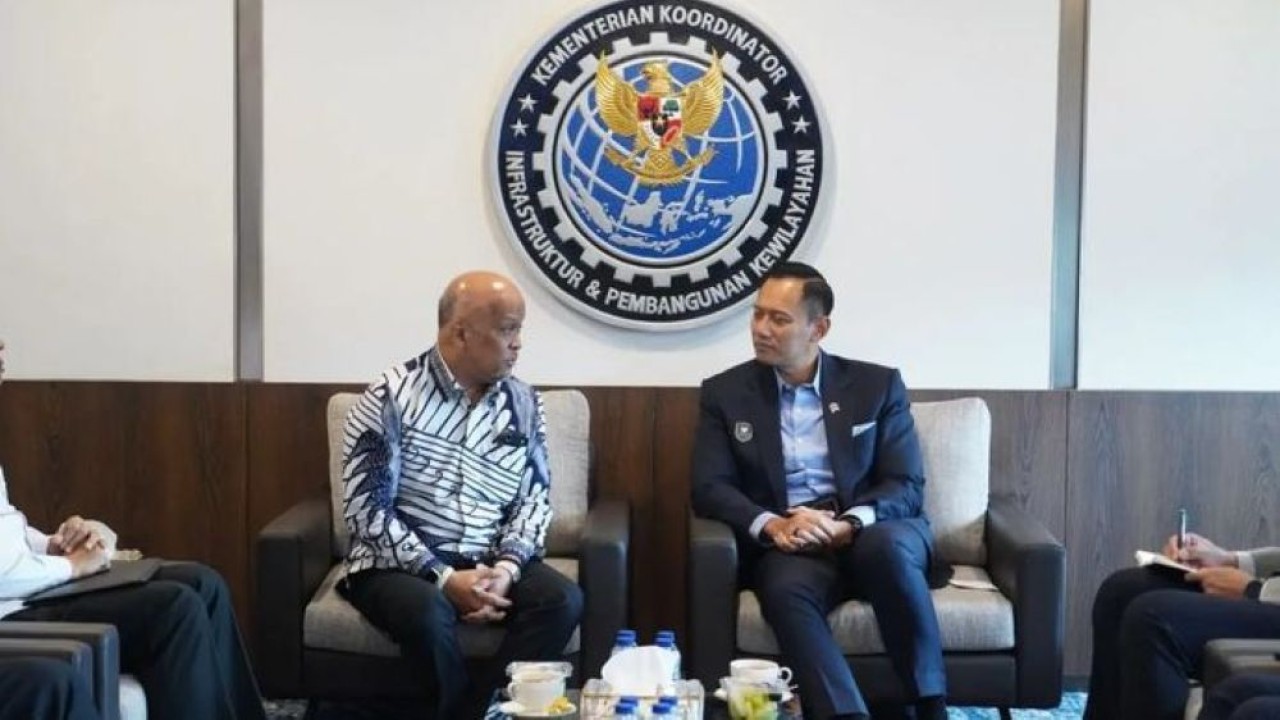 Menteri Koordinator Bidang Infrastruktur dan Pembangunan Kewilayahan Agus Harimurti Yudhoyono (kanan) membahas penanganan bencana Sumatra saat menerima kunjungan Ketua Umum Persatuan Insinyur Indonesia (PII) Ilham Akbar Habibie di Kantor Kemenko IPK. (Foto: Antara)