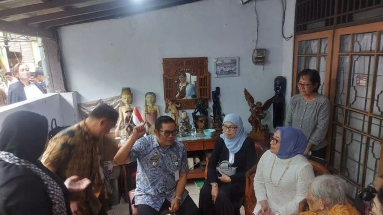 Menteri Pemberdayaan Perempuan dan Perlindungan Anak (PPPA) Arifah Fauzi (baju putih) saat berkunjung ke rumah pejuang 45 di Kota Tangerang, Kamis (18/12/2025). (Foto: ANTARA/Irfan)