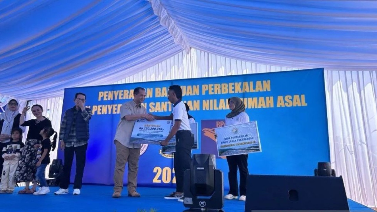 Menteri Transmigrasi Muhammad Iftitah Sulaiman Suryanagara menyerahkan santunan nilai rumah asal kepada warga relokasi terdampak Rempang Eco City di kawasan relokasi Tanjung Banun, Kota Batam, Minggu (21/12/2025). (Foto: ANTARA/Laily Rahmawaty)