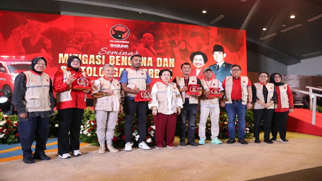 Ketua Umum PDI Perjuangan Megawati Soekarnoputri didampingi Ketua DPP PDI Perjuangan Bidang Penanggulangan Bencana Tri Rismaharini dan jajaran pengurus pada seminar Mitigasi Bencana dan Pertolongan Korban yang digelar Badan Penanggulangan Bencana (Baguna) PDIP di Jakarta International Equestrian Park, Jakarta Timur/ist
