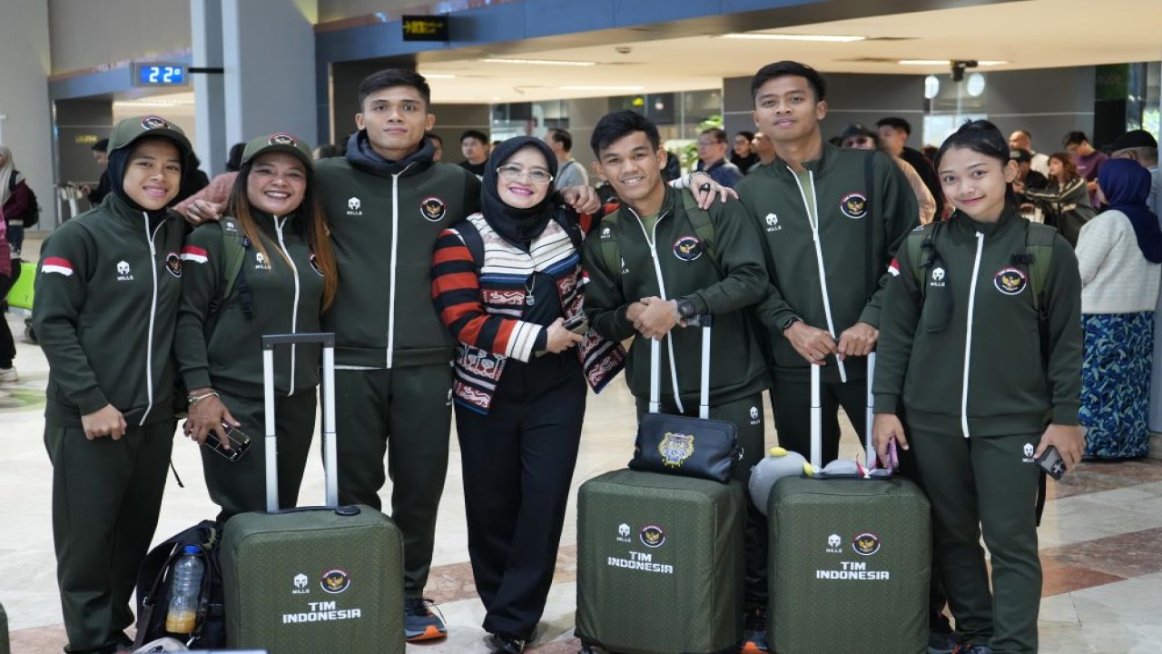 Rosi Nurasjati (tengah) bersama para atlet Kickboxing Indonesia jelang keberangkatan ke luar negeri untuk pemusatan latihan menghadapi SEA Games 2025