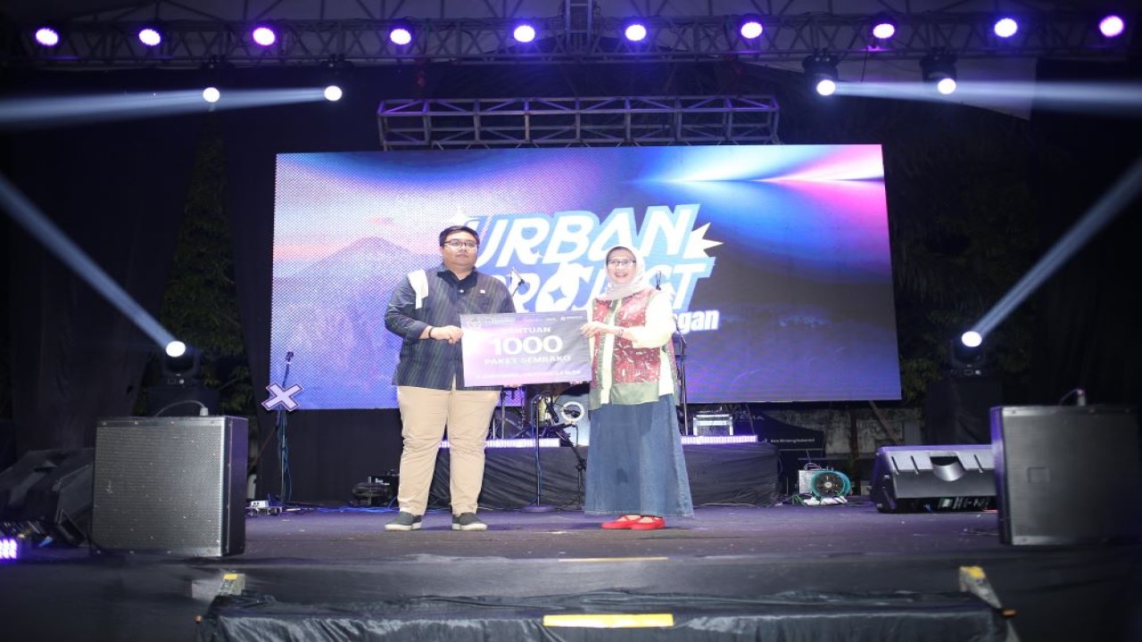 Anggota Komisi VI DPR RI Dapil Lumajang–Jember, Kawendra Lukistian, menyerahkan bantuan sebanyak 1.000 paket sembako untuk korban erupsi Gunung Semeru/ist