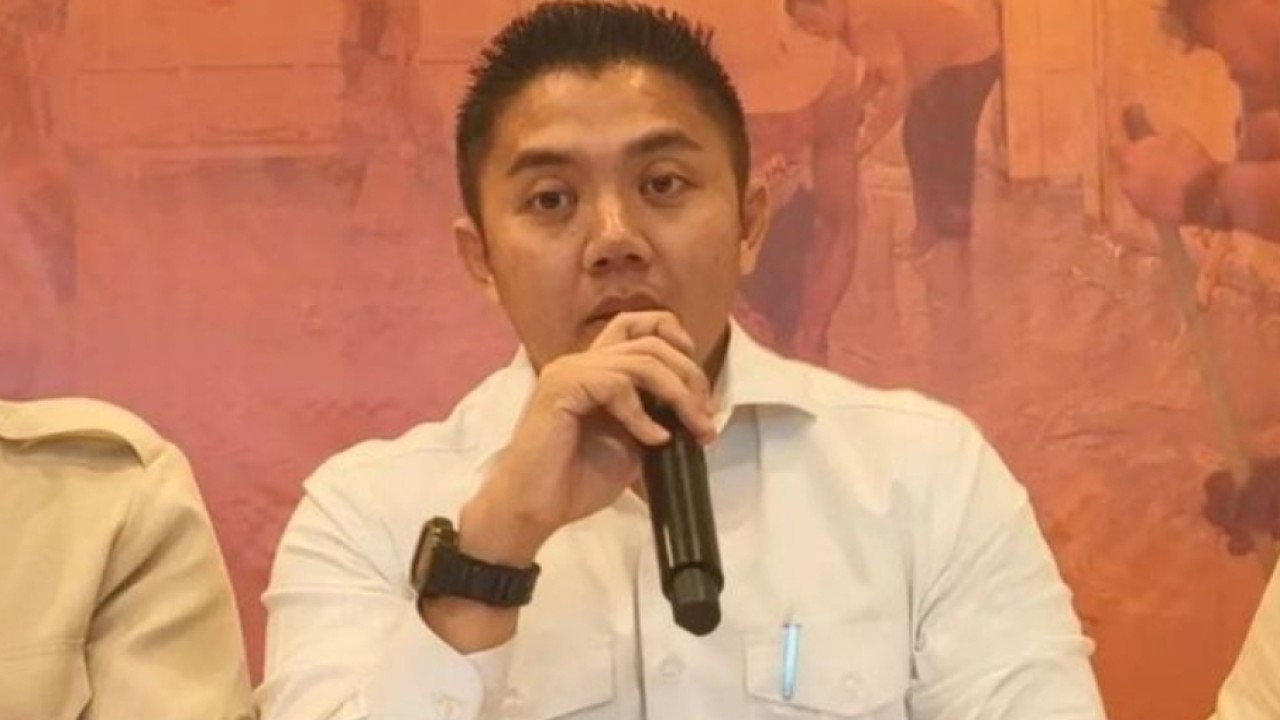 Sekretaris Kabinet Teddy Indra Wijaya dalam konferensi Pers Penanganan Bencana Sumatera di Lanud Halim Perdana Kusuma, Jakarta, Jumat 19 Desember 2025. ANTARA/Andi Firdaus (Antara)