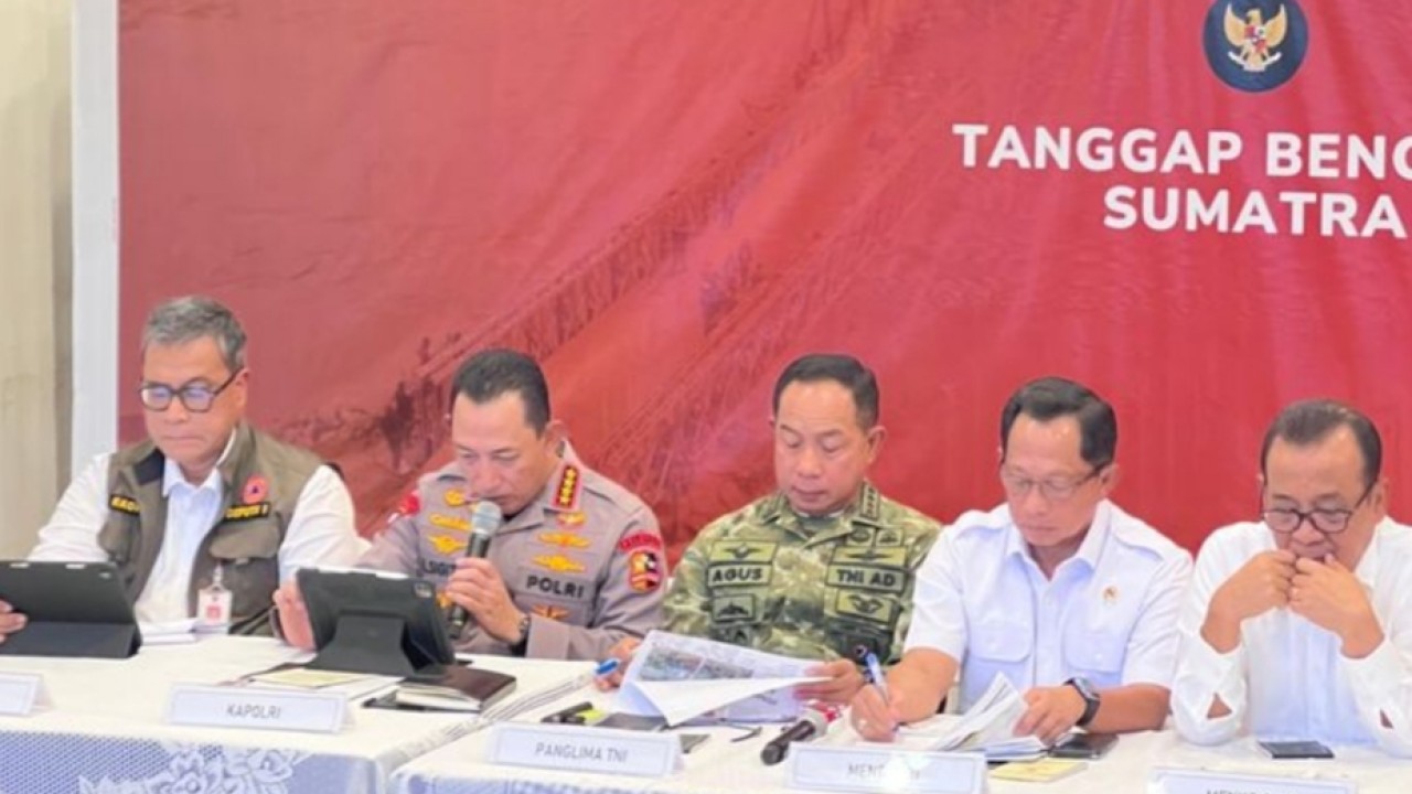 Menteri Dalam Negeri (Mendagri) Tito Karnavian (kedua dari kanan). (NTVNews.id)