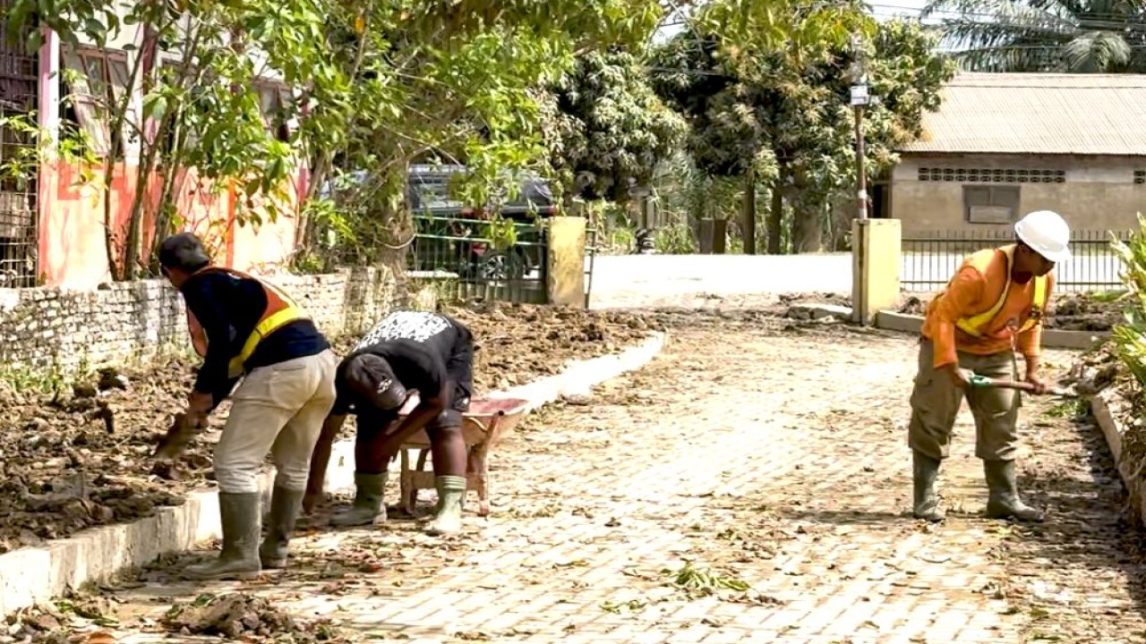 Warga sekitar dilibatkan langsung dalam proses pembersihan dan pemulihan wilayah melalui program Padat Karya. (Foto: Dok/Istimewa)
