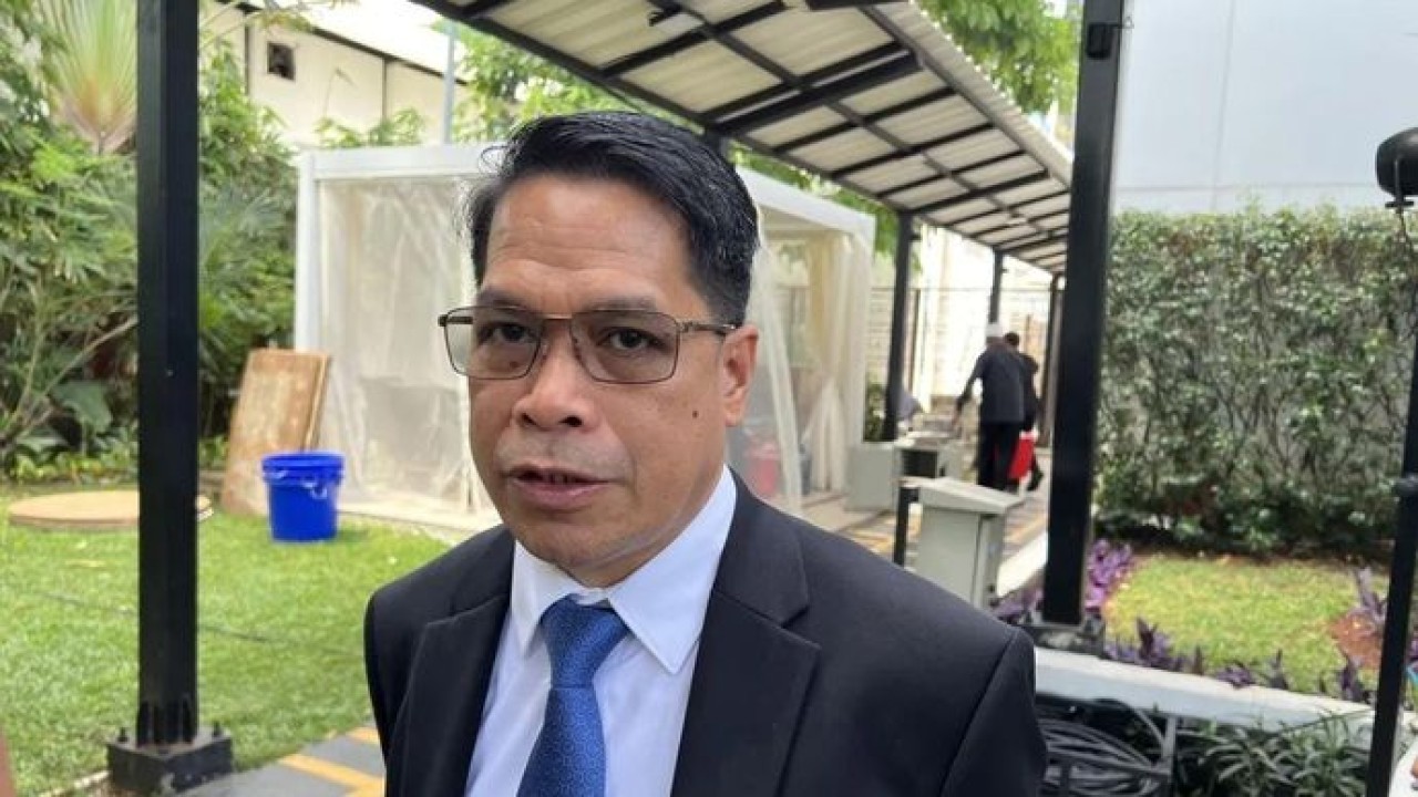 Direktur Jenderal Minyak dan Gas Bumi (Dirjen Migas) Kementerian ESDM Laode Sulaeman memberi keterangan ketika ditemui di Kantor Kementerian ESDM, Jakarta, Senin 24 November 2025. (ANTARA/Putu Indah Savitri) (Antara)