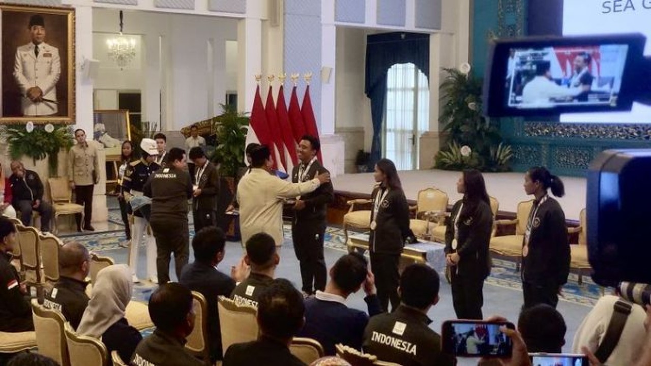 Presiden Prabowo Subianto memberikan bonus secara simbolik kepada perwakilan atlet peraih medali SEA Games Thailand 2025 di Istana Negara, Jakarta, Kamis (8/1/2025). (ANTARA/Genta Tenri Mawangi)
