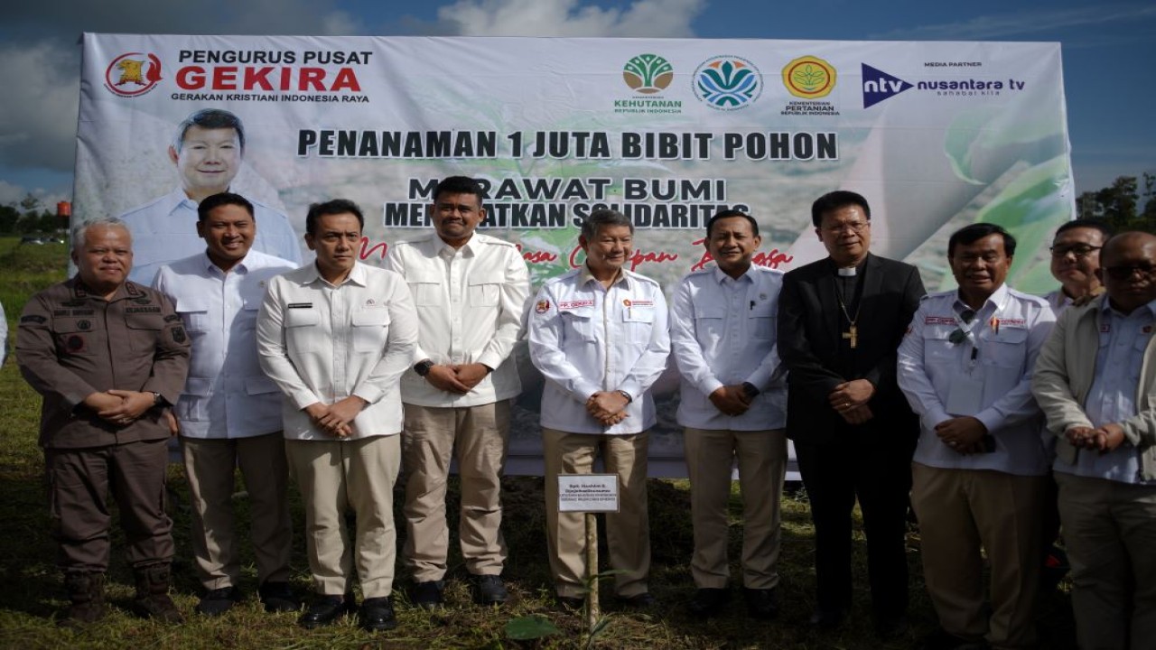 Ketua Dewan Pembina Gekira yang juga Utusan Khusus Presiden Bidang Energi dan Iklim, Hashim Djojohadikusumo memimpin kegiatan penanaman 1 juta bibit pohon di Tapanuli Utara