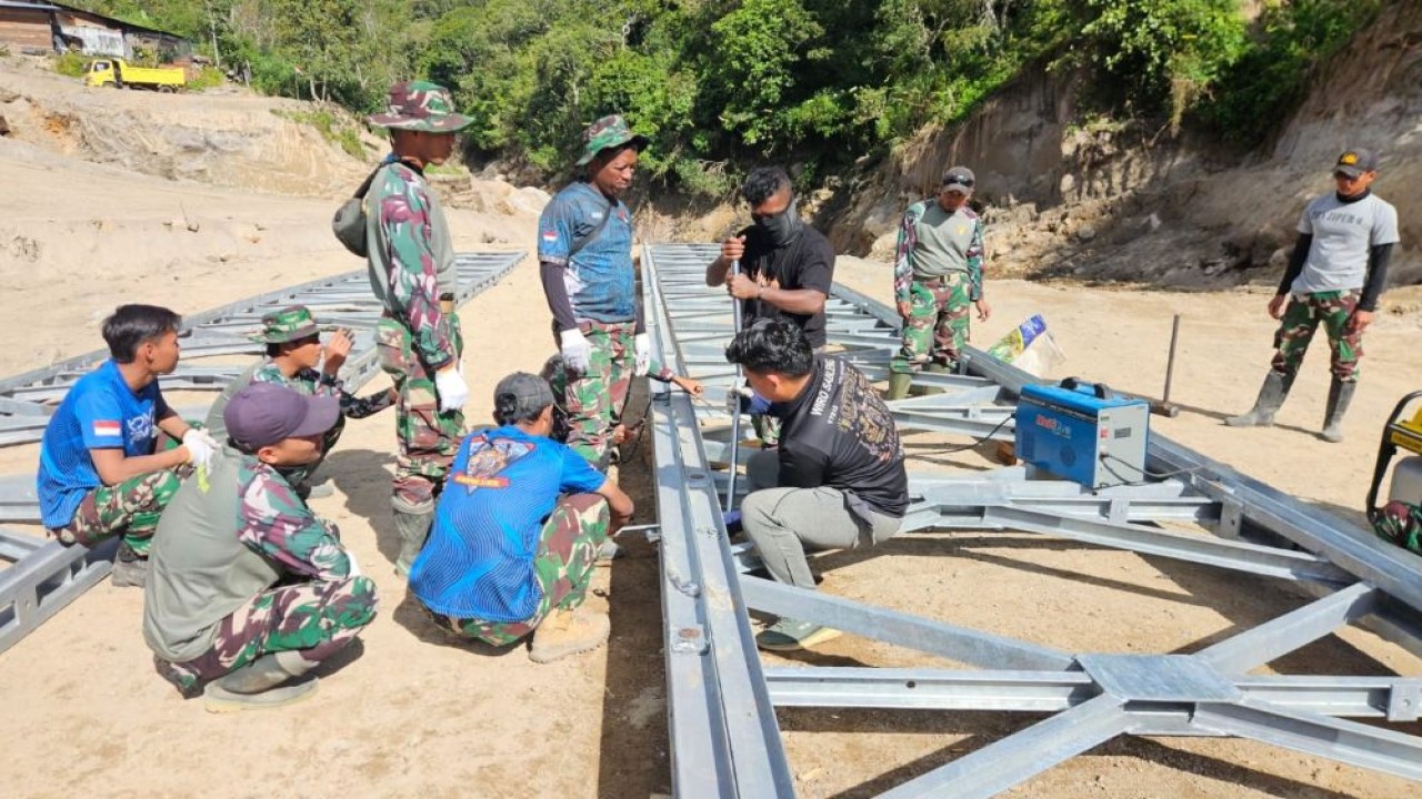 Pekerjaan pembangunan jembatan melibatkan Kementerian Pekerjaan Umum (PU) serta personel TNI AD. (Foto: Dok/Istimewa)