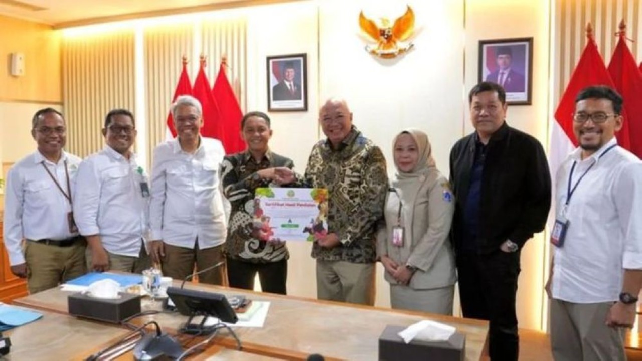Menhut Raja Juli Antoni (keempat kiri) dalam pertemuan dengan Kepala Dinas Pertamanan dan Hutan Kota DKI Jakarta, serta Kepala Unit Pengelola Taman Margasatwa Ragunan dan tim di Jakarta pada Senin kemarin 5 Januari 2026. (Foto: ANTARA/HO-Kemenhut)