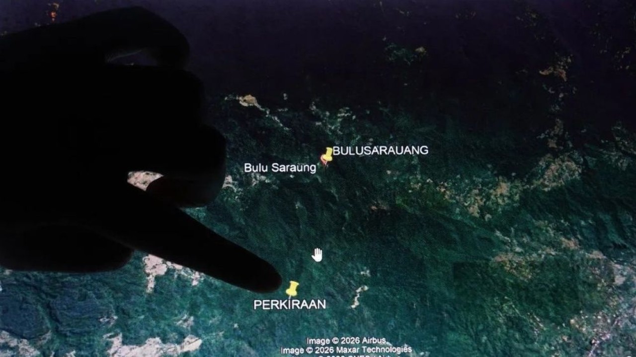 Anggota Basarnas menujukkan titik perkiraan lokasi hilangnya pesawat udara jenis ATR 42-400 di posko pencarian, Kelurahan Leang-leang, Kecamatan Bantimurung, Sabtu (17/1/2026). Tim gabungan dari Basarnas, TNI, Polri, damkar dan lainnya masih melakukan pencarian hilangnya pesawat ATR 42-400 yang membawa delapan kru pesawat dan tiga penumpang di area Puncak Bulusaraung. (Foto: ANTARA FOTO/Hasrul Said/tom)