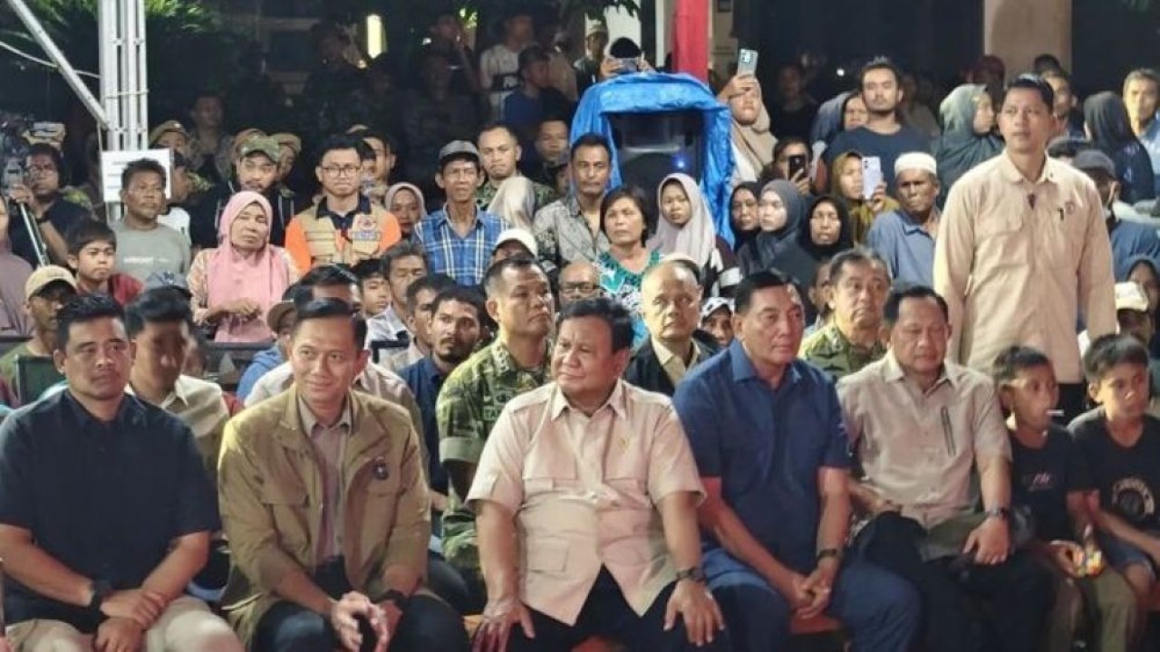 Presiden Prabowo Subianto saat tiba di posko pengungsian Batu Hula, Batang Toru, Tapanuli Selatan, Sumatera Utara. (Foto: Antara)