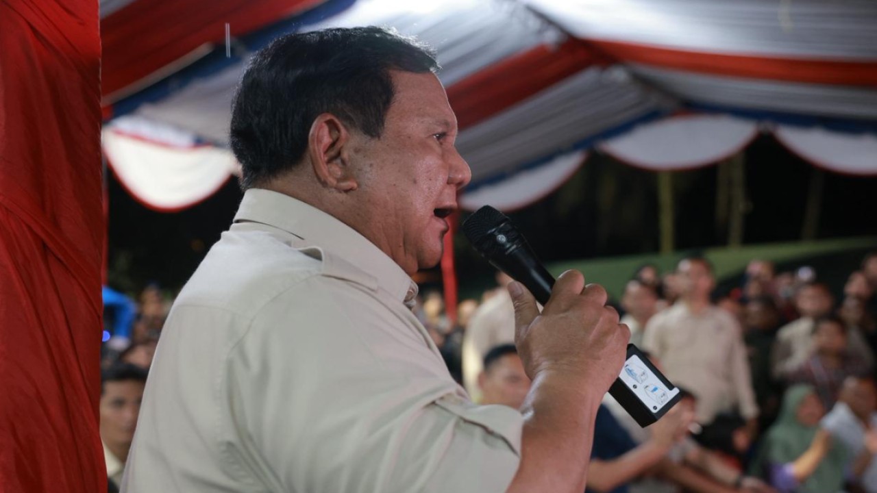Presiden Prabowo Subianto merayakan malam Tahun Baru 2026 bersama warga pengungsi terdampak bencana di Desa Batu Hula, Kecamatan Batang Toru, Kabupaten Tapanuli Selatan, Sumatra Utara. (Foto: Istimewa)