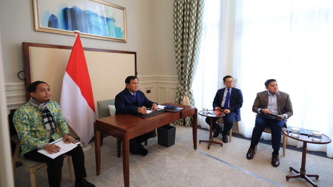 Presiden Prabowo Subianto menggelar rapat terbatas melalui konferensi video untuk membahas perkembangan kerja Satuan Tugas Penertiban Kawasan Hutan (Satgas PKH) pada Senin (19/1/2026) waktu London, Inggris. (Foto: Dok/Istimewa)