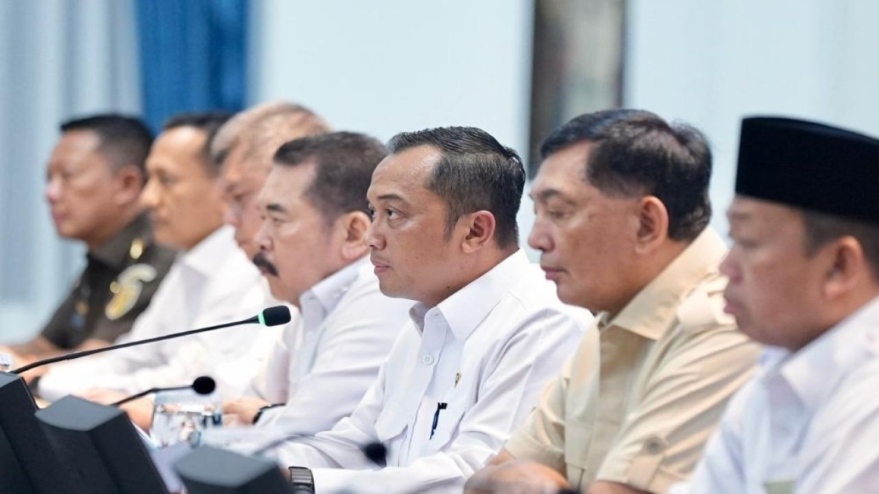Menteri Sekretaris Negara (Mensesneg) Prasetyo Hadi (ketiga dari kanan) saat memimpin konferensi pers Satgas PKH, di Kantor Presiden, Jakarta, Selasa (20/1/2026). (Foto: Dok/Istimewa)