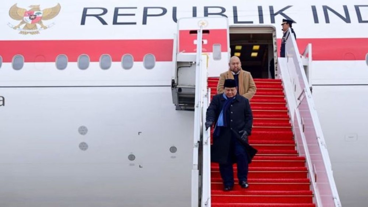 Pesawat Kepresidenan yang membawa Presiden Republik Indonesia Prabowo Subianto tiba di Bandar Udara Orly, Paris, Prancis. (Foto: Setpres)