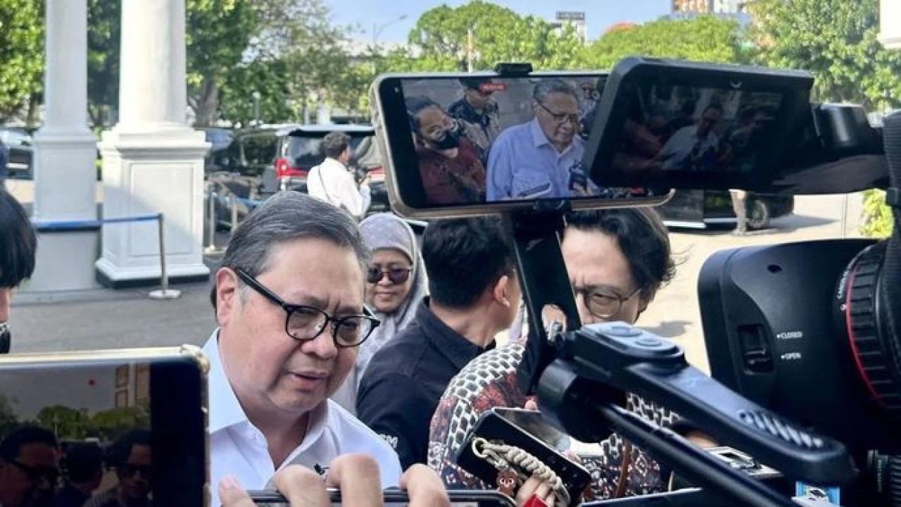 Menteri Koordinator Bidang Perekonomian Airlangga Hartarto menjawab pertanyaan wartawan sebelum mengikuti rapat terbatas yang dipimpin oleh Presiden Prabowo Subianto di Istana Kepresidenan RI, Jakarta, Senin 5 Januari 2026. ANTARA/Maria Cicilia Galuh. (Antara)