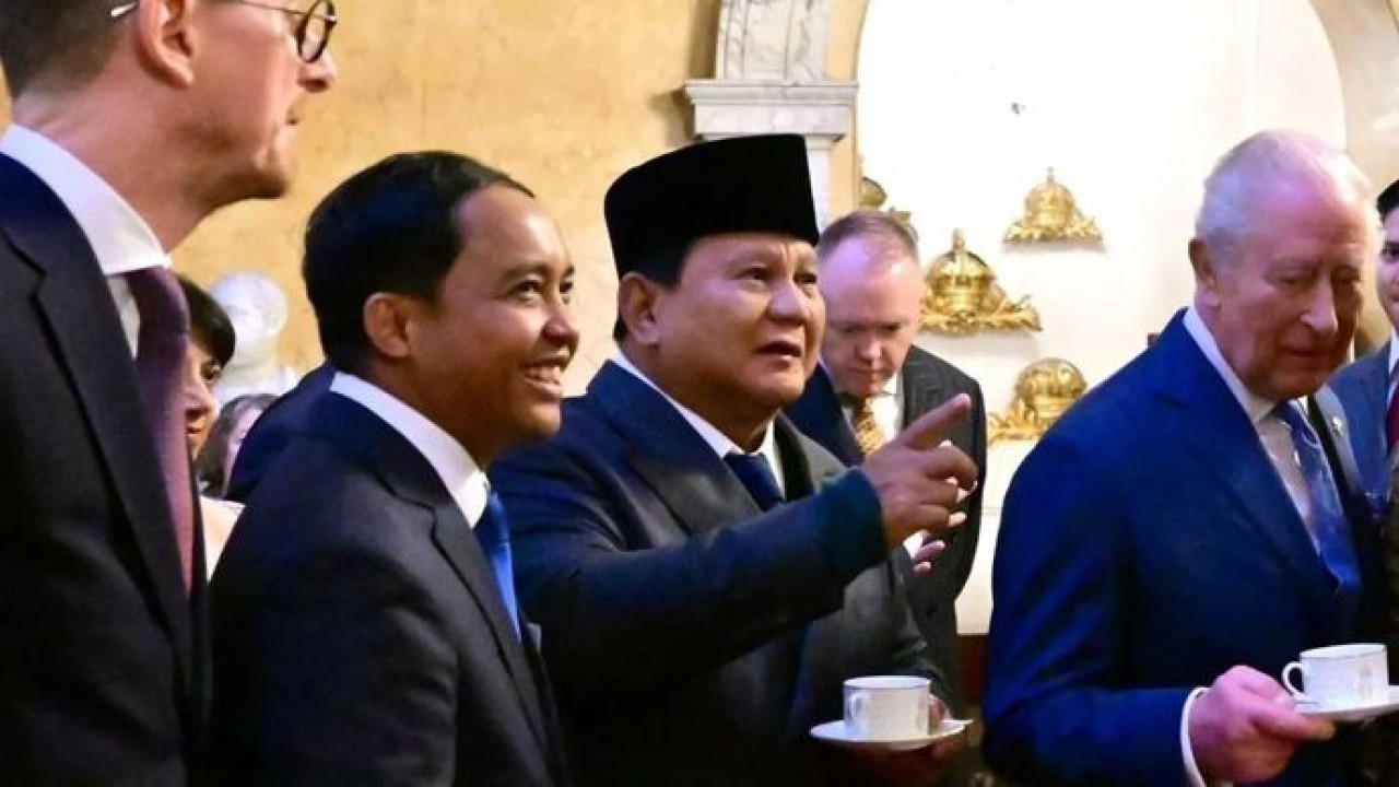 Menteri Kehutanan (Menhut) Raja Juli Antoni mendampingi Presiden Prabowo Subianto di sela agenda kenegaraan di London, Inggris, Rabu, 21 Januari 2026. (ANTARA/HO-Kemenhut RI) (Antara)