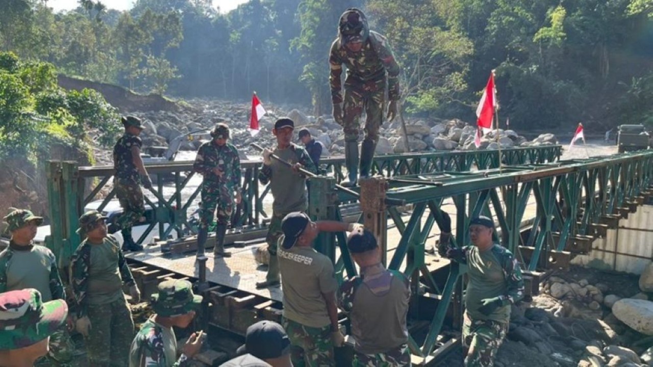 TNI terus membangun jembatan untuk memperlancar akses darat menuju wilayah terdampak bencana di Provinsi Aceh. (Foto: Istimewa)