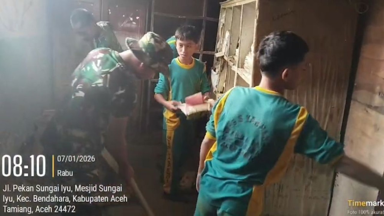 Siswa Madrasah Tsanawiyah Swasta (MTSS) Yaspendi di Jalan Pekan Sungai Iyu, Desa Sungai Iyu, Kecamatan Bendahara, Kabupaten Aceh Tamiang, bergotong royong bersama sejumlah anggota TNI membersihkan ruang-ruang kelas yang terdampak banjir. (Foto: Dok/Istimewa)
