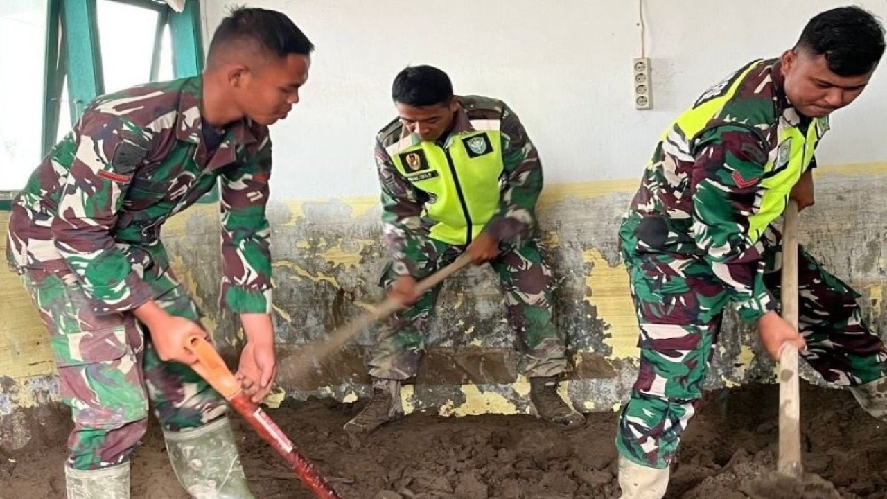 Satgas Penanggulangan Bencana Alam (Gulbencal) Yonif TP 857/GG bersama personel Kodim 0102/Pidie Jaya bahu-membahu membersihkan fasilitas layanan kesehatan publik ini agar bisa kembali beroperasi optimal. (Foto: Istimewa)