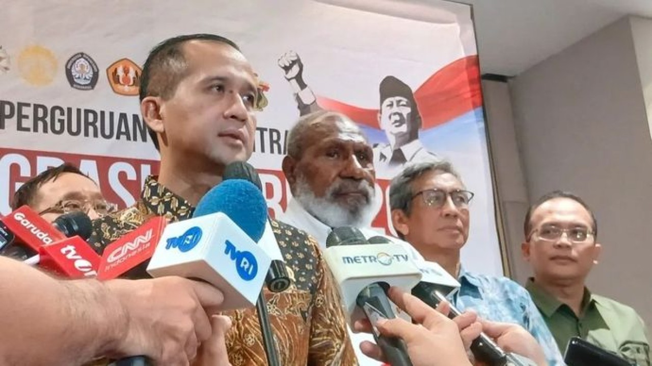 Menteri Transmigrasi M Iftitah Sulaiman Suryanagara memberikan keterangan dalam Konferensi Pers Pembukaan Rapat Koordinasi Perguruan Tinggi Mitra Transmigrasi Patriot 2026 di Jakarta, Minggu malam, 18 Januari 2026. ANTARA/Uyu Septiyati Liman. (Antara)