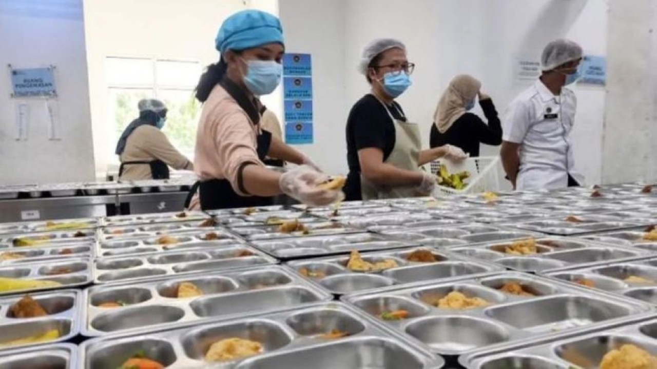 Ilustrasi - Petugas Satuan Pelayanan Pemenuhan Gizi (SPPG) menyiapkan menu Makan Bergizi Gratis (MBG) di Slipi, Palmerah, Jakarta Barat, Selasa, 23 September 2025. (Foto: ANTARA/Risky Syukur/am) (Antara)