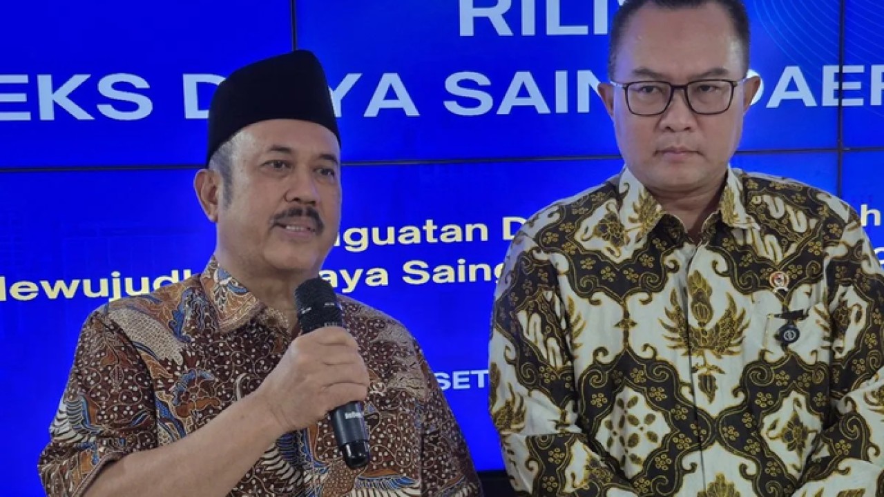 Kepala Badan Riset dan Inovasi Nasional (BRIN) Arif Satria (kanan) bersama Menteri Perencanaan Pembangunan Nasional/Badan Perencanaan Pembangunan Nasional (PPN/Bappenas) Rachmat Pambudy (kiri) di sela-sela peluncuran Indeks Daya Saing Daerah (IDSD) 2025 di Jakarta, Selasa 24 Februari 2026. ANTARA/Sean Filo Muhamad (Antara)