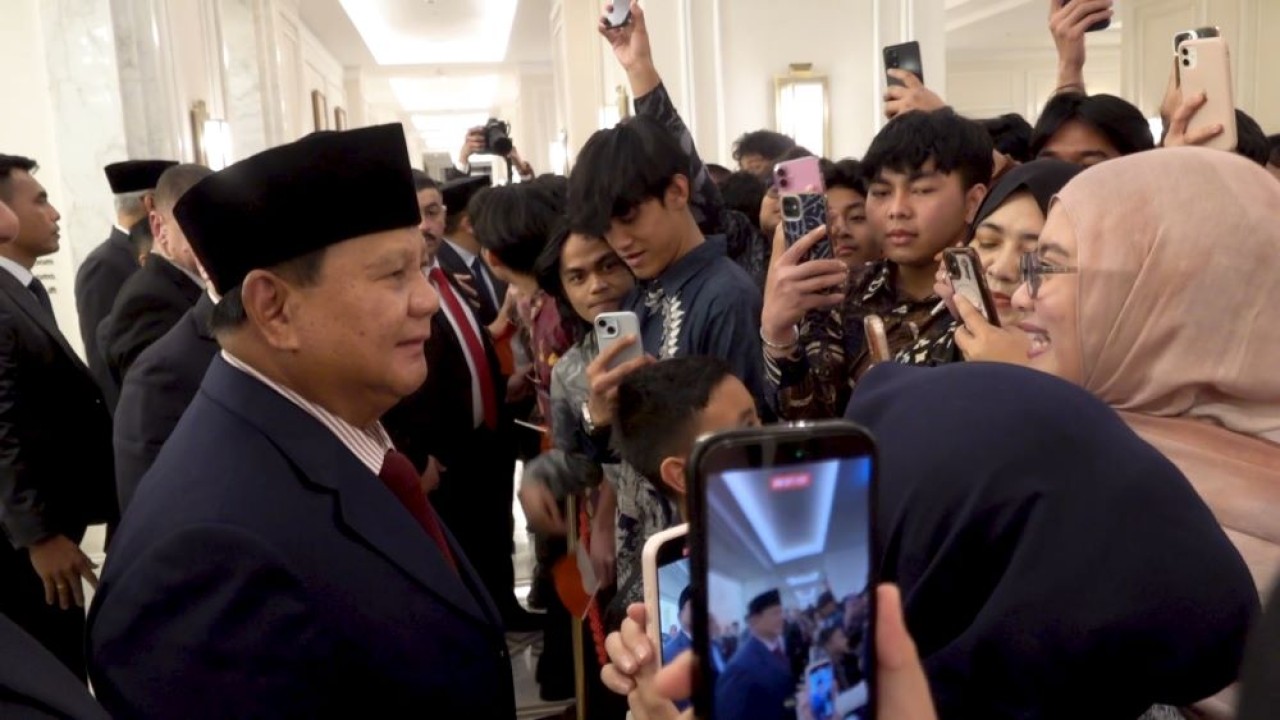 Presiden Republik Indonesia Prabowo Subianto disambut dengan hangat oleh para mahasiswa Indonesia yang tengah menempuh pendidikan di Yordania. (Istimewa)