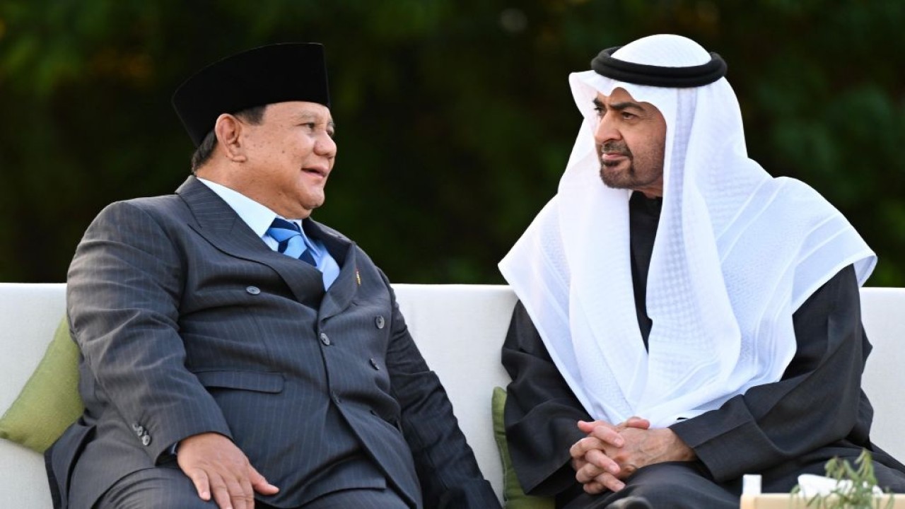 Presiden Prabowo Subianto bersama Presiden Mohammed bin Zayed Al Nahyan (MBZ) berbincang dengan hangat. (Foto: Dok/Istimewa)