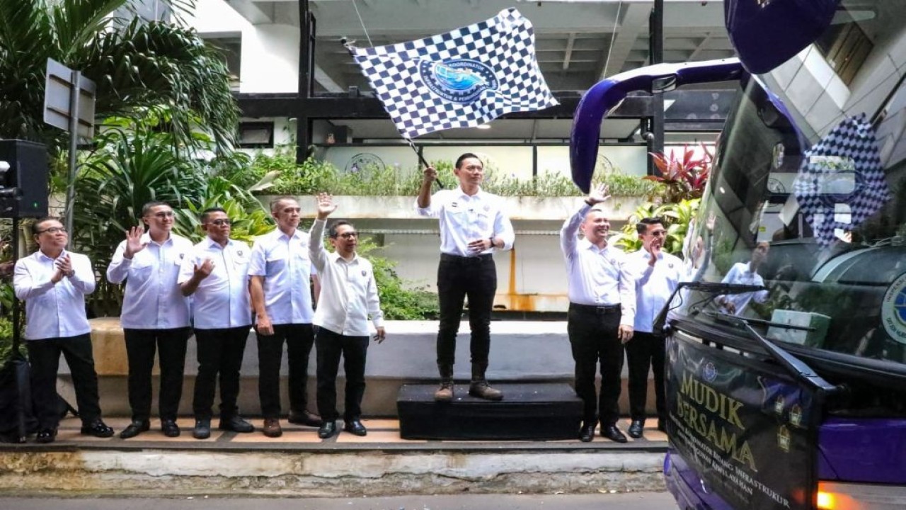 Menteri Koordinator Bidang Infrastruktur dan Pembangunan Kewilayahan, Agus Harimurti Yudhoyono (AHY), melepas keberangkatan peserta Mudik Bersama Kementerian Koordinator Bidang Infrastruktur dan Pembangunan Kewilayahan (Kemenko Infra) menjelang Hari Raya Idul Fitri 1447 Hijriah. (Foto: Dok/Istimewa)