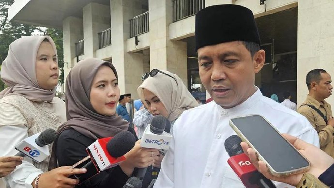 Menteri Kehutanan Raja Juli Antoni usai menjalankan ibadah salat Idul Fitri 1447 Hijriah di Masjid Istiqlal, Jakarta, Sabtu (21/3/2026). ANTARA/Mecca Yumna/aa. (Antara)