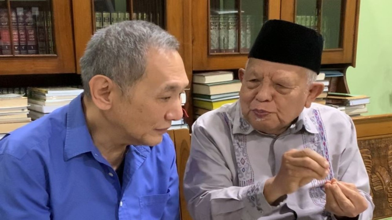 KH Syukron bersama pengusaha Mohammad Jusuf Hamka atau dikenal dengan panggilan Babah Alun. (Foto: Dok/Istimewa)
