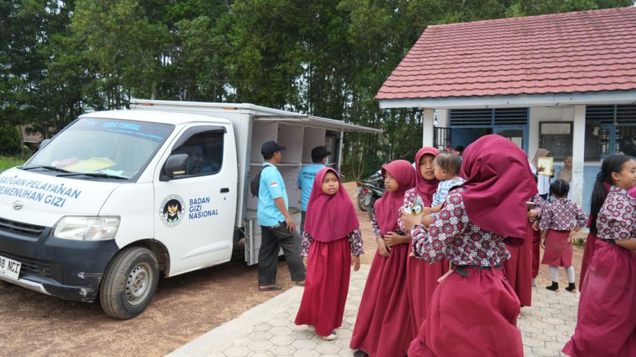 Teguh Yuwono, sopir distribusi di SPPG Desa Catur Tunggal, Kecamatan Mesuji Makmur, Kabupaten Ogan Komering Ilir (OKI), Sumatera Selatan, mengatakan semua kelelahan terbayar ketika kendaraan tiba di sekolah. (Foto: Dok/Istimewa)