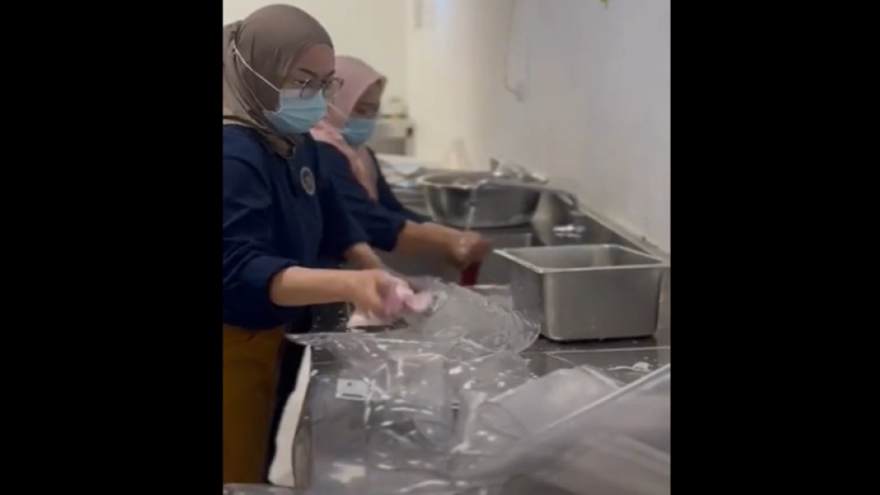 Ompreng yang akan digunakan pada hari pertama operasional MBG dibersihkan secara khusus untuk memastikan higienitasnya. (Foto: Dok/Istimewa/Bakom RI)