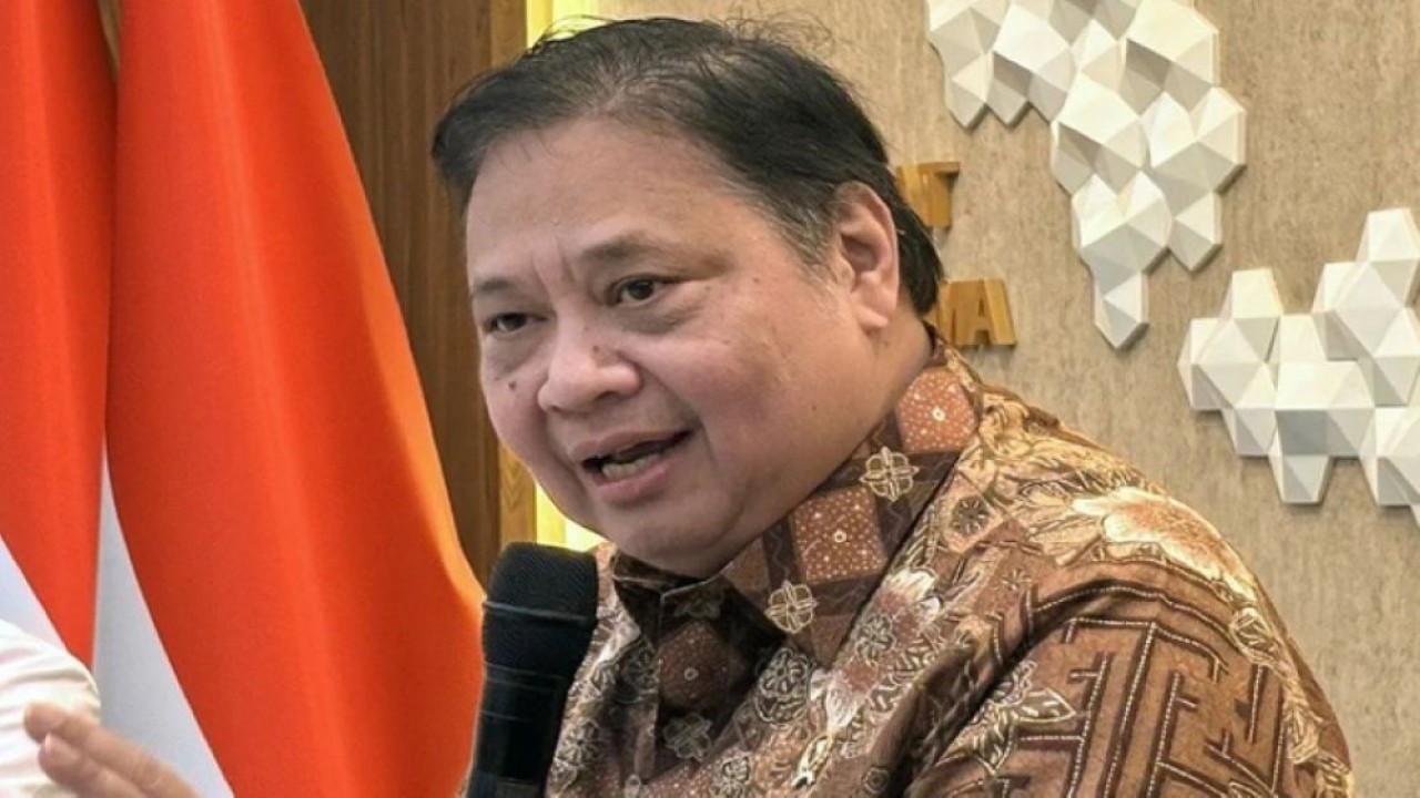 Menteri Koordinator Bidang Perekonomian Airlangga Hartarto menjawab pertanyaan wartawan dalam taklimat media di Kementerian Koordinator Bidang Perekonomian, Jakarta, Senin (16/3/2026). (Foto: ANTARA/Imamatul Silfia/aa)