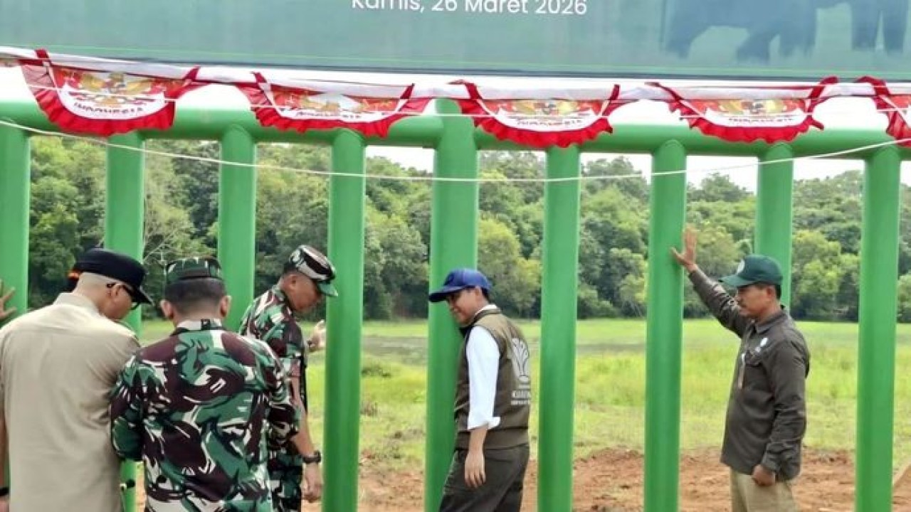 Menteri Kehutanan (Menhut) Raja Juli Antoni saat memeriksa daya tahan serta kekuatan pagar pembatas gajah di Taman Nasional Way Kambas. ANTARA/Ruth Intan Sozometa Kanafi (Antara)